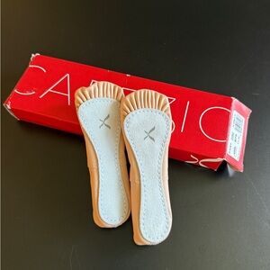 Capezio Kids pink Ballet Shoes- Daisy (205C) Size 11 W NWT